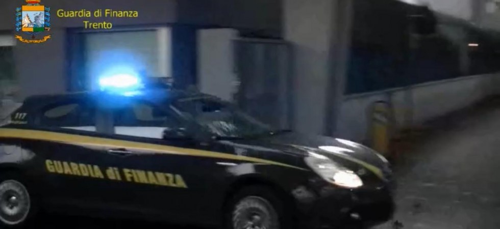 Estorsione e sfruttamento del lavoro, sequestri e perquisizioni di locali da parte della Guardia di Finanza